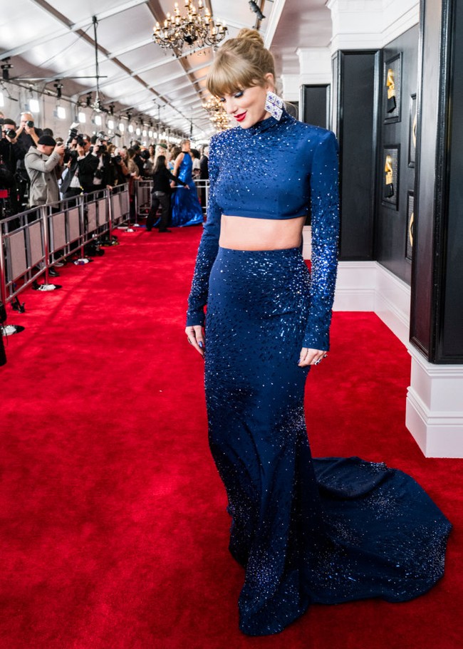 Selain sebagai anugerah tertinggi bagi insan musik dunia, Grammy Awards juga menjadi ajang bagi para bintang untuk beradu gaya. Tanpa terkecuali untuk perhelatan tahun ini yang berlangsung di Crypto.com Arena, Los Angeles, AS, pada Minggu (5/2/2023) waktu setempat. Taylor Swift sukses menempatkan dirinya sebagai salah satu artis berbusana terbaik dengan gaun two-piece berwarna midnight blue Roberto Cavalli. Warna tersebut merujuk pada album terbaru Taylor yang berjudul Midnight. Karyanya tersebut dinominasikan di beberapa kategori Grammy ke-65 ini. (Foto: REUTERS/DAVID SWANSON)