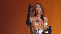 Saat Beyonce Tahan Tangis Usai Cetak Rekor di Grammy Awards 2023