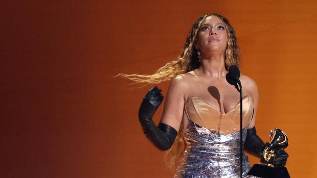 Beyonce accepts the award for Best Dance/Electronic Music Album for 