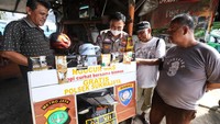 Anggota Bhabinkamtibmas Polsek Sukmajaya tersebut secara swadaya membuat program NGUCUR MAS (Ngopi curhat bersama Binmas) dengan memberikan kopi gratis.