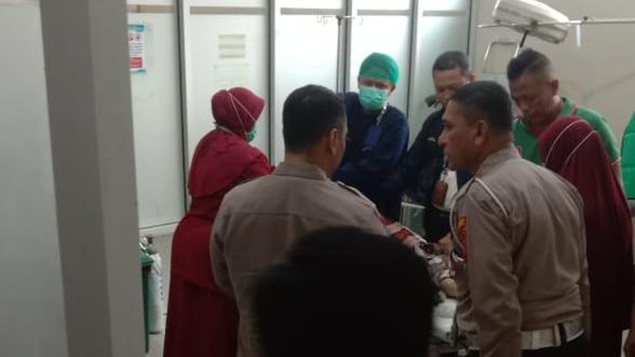 Kapolsek Ponre, Kabupaten Bone, Sulawesi Selatan (Sulsel) AKP Asman Sihombing meninggal dunia akibat kecelakaan tunggal. Motor yang dikendarai Asman terjung ke jurang.