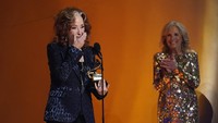 Musisi senior, Bonnie Raitt, berhasil meraih piala di kategori Song of The Year dan mengalahkan Taylor Swift hingga Beyonce. Chris Pizzello/Invision/AP/Chris Pizzello