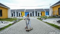 Seorang anak asyik bermain di Perumahan Permata Mutiara Maja, Banten.