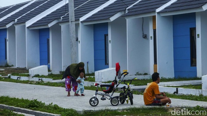BTN Permudah Masyarakat Berpenghasilan Rendah Dapatkan Rumah Warga beraktivitas di Perumahan Permata Mutiara Maja, Banten, Minggu (5/2/2023). Bank BTN mempermudah warga untuk mendapatkan rumah yaitu dengan adanya program KPR Informal, terutama dengan skema KPR Bantuan Pembiayaan Perumahan Berbasis Tabungan (BP2BT). Hal tersebut senada dengan komitmen BTN dalam menggarap sektor informal.