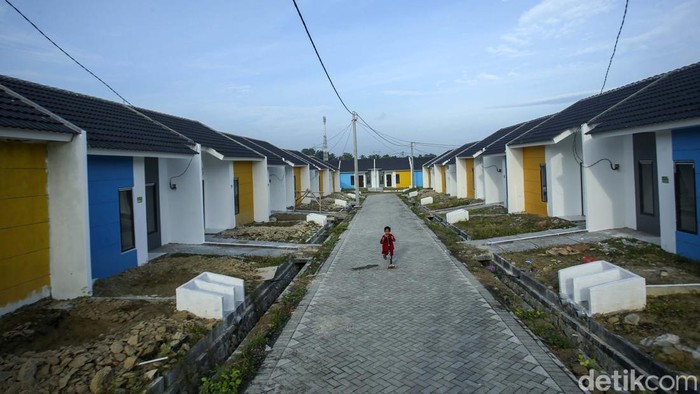 Warga beraktivitas di Perumahan Permata Mutiara Maja, Banten, Minggu (5/2/2023). Bank BTN mempermudah warga untuk mendapatkan rumah yaitu dengan adanya program KPR Informal, terutama dengan skema KPR Bantuan Pembiayaan Perumahan Berbasis Tabungan (BP2BT). Hal tersebut senada dengan komitmen BTN dalam menggarap sektor informal.