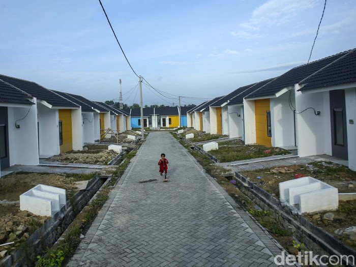 Warga beraktivitas di Perumahan Permata Mutiara Maja, Banten, Minggu (5/2/2023). Bank BTN mempermudah warga untuk mendapatkan rumah yaitu dengan adanya program KPR Informal, terutama dengan skema KPR Bantuan Pembiayaan Perumahan Berbasis Tabungan (BP2BT). Hal tersebut senada dengan komitmen BTN dalam menggarap sektor informal.