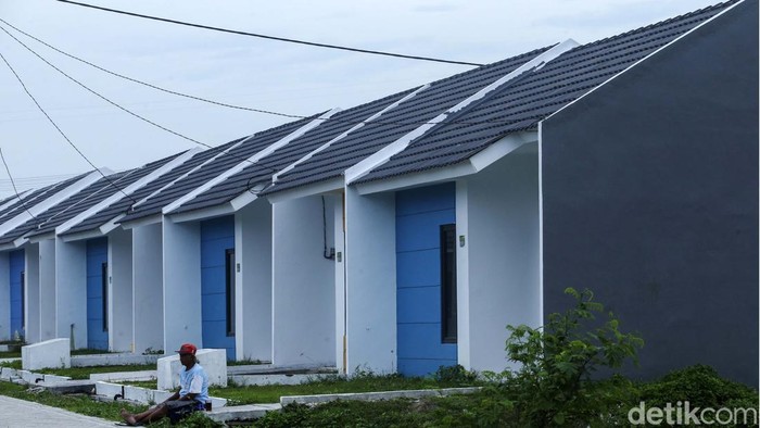 Warga beraktivitas di Perumahan Permata Mutiara Maja, Banten, Minggu (5/2/2023). Bank BTN mempermudah warga untuk mendapatkan rumah yaitu dengan adanya program KPR Informal, terutama dengan skema KPR Bantuan Pembiayaan Perumahan Berbasis Tabungan (BP2BT). Hal tersebut senada dengan komitmen BTN dalam menggarap sektor informal.