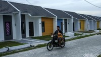 Warga beraktivitas di Perumahan Permata Mutiara Maja, Banten.