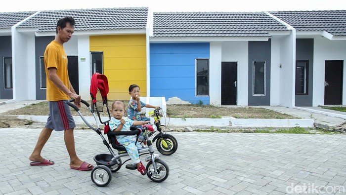 BTN Permudah Masyarakat Berpenghasilan Rendah Dapatkan Rumah Warga beraktivitas di Perumahan Permata Mutiara Maja, Banten, Minggu (5/2/2023). Bank BTN mempermudah warga untuk mendapatkan rumah yaitu dengan adanya program KPR Informal, terutama dengan skema KPR Bantuan Pembiayaan Perumahan Berbasis Tabungan (BP2BT). Hal tersebut senada dengan komitmen BTN dalam menggarap sektor informal.