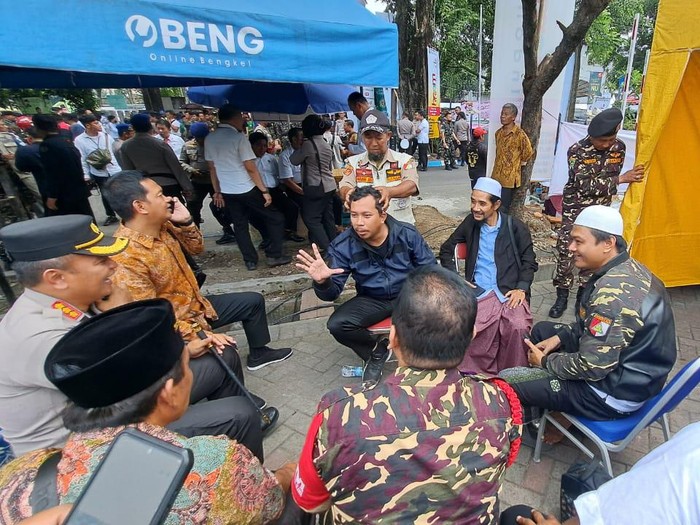 Bupati Sidoarjo Gus Muhdlor saat bercengkerama dengan Banser di sela-sela persiapan Puncak 1 Abad NU.