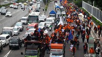 Terlihat mobil komando berjalan di depan masssa.