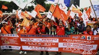 Massa buruh juga membawa bendera hingga spanduk protes.