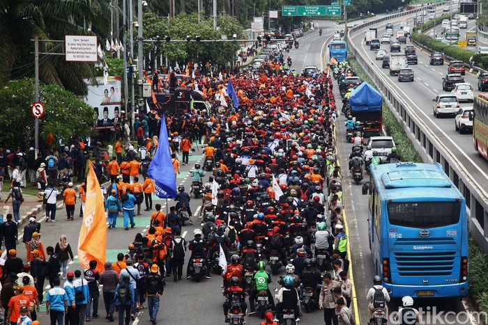 Massa buruh berdemo di depan Gedung DPR RI, Jakarta Pusat, Senin (6/2). Mereka menolak perppu omnibus law.