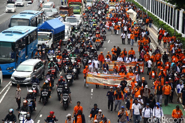 Massa buruh berdemo di depan Gedung DPR RI, Jakarta Pusat, Senin (6/2). Mereka menolak perppu omnibus law.