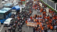 Aksi berlangsung tertib meski menyebabkan kemacetan akibat massa memenuhi jalan dan menyisakan satu jalur untuk busway.
