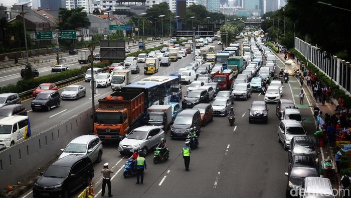 Buruh Kembali Geruduk DPR, Tolak Omnibus Law Massa buruh berdemo di depan Gedung DPR RI, Jakarta Pusat, Senin (6/2). Mereka menolak perppu omnibus law.