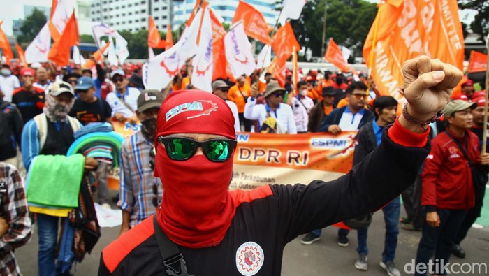 Massa buruh berdemo di depan Gedung DPR RI, Jakarta Pusat, Senin (6/2). Mereka menolak perppu omnibus law.