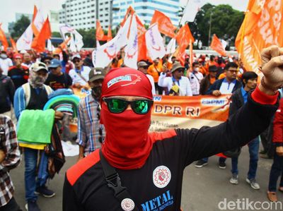 Buruh Kembali Geruduk Gedung DPR, Tolak Omnibus Law