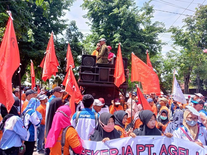 Buruh Mojokerto persiapan berangkat ke Surabaya. Mereka akan melewati tol agar tak ganggu Puncak 1 Abad NU