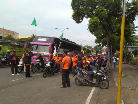 Buruh Mojokerto persiapan berangkat ke Surabaya. Mereka akan melewati tol agar tak ganggu Puncak 1 Abad NU