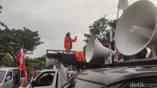 Buruh PT SAI Apparel, Erma Oktavia saat berorasi di depan Kantor Gubernur Jateng, Semarang, Senin (6/2/2023).