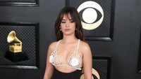 7 Gaya Camila Cabello Pakai Bra Mutiara di Grammy Awards, Seksi Tapi Dikritik