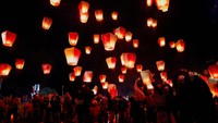Lentera dilepaskan ke langit saat Festival Lentera di Taiwan.