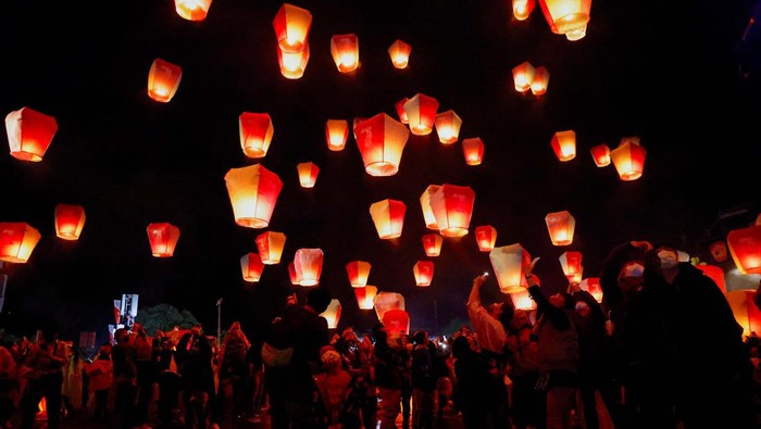People gather near a rabbit-shaped lantern during the Lantern Festival, marking the end of the Lunar New Year celebrations, in New Taipei City, Taiwan, February 5, 2023. REUTERS/Ann Wang