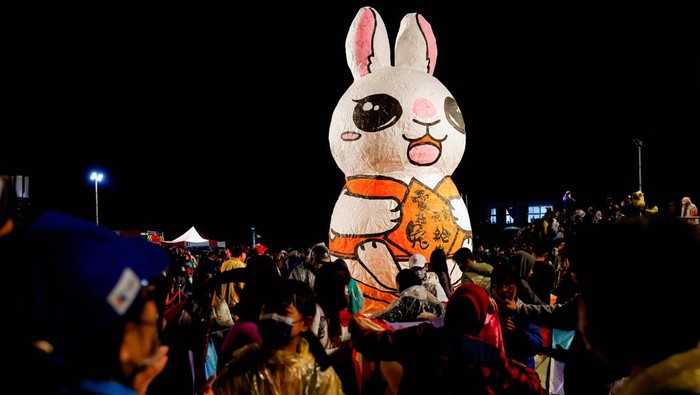 People gather near a rabbit-shaped lantern during the Lantern Festival, marking the end of the Lunar New Year celebrations, in New Taipei City, Taiwan, February 5, 2023. REUTERS/Ann Wang