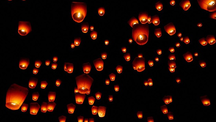 Cantik! Puluhan Lentera Hiasi Langit Taiwan People gather near a rabbit-shaped lantern during the Lantern Festival, marking the end of the Lunar New Year celebrations, in New Taipei City, Taiwan, February 5, 2023. REUTERS/Ann Wang