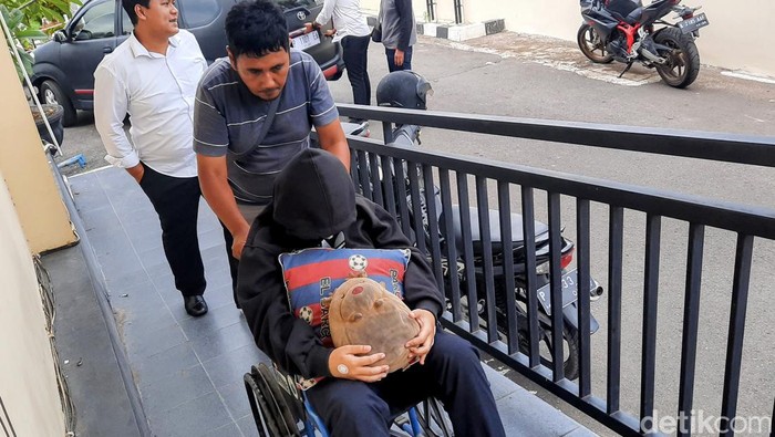 CAP (19), remaja perempuan pembunuh bayinya dikeler ke Polres Situbondo