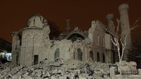 Gempa juga menghancurkan Masjid Yeni yang merupakan salah satu masjid bersejarah di Turki. Getty Images/Anadolu Agency