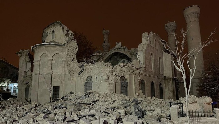 Dampak gempa Turki 6 Februari 2023 menewaskan ratusan orang. Tak hanya itu, gempa tersebut juga membuat satu masjid bersejarah di negara tersebut rusak.