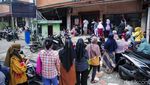 Potret Penerima KJP Plus Antre Beli Semboko di Pasar Cipete