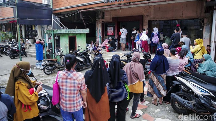 Potret Penerima KPJ Plus Antre Beli Semboko di Pasar Cipete Dana Kartu Jakarta Pintar (KJP) Plus tahap II Februari 2023 bisa dicairkan mulai Rabu (1/2). Bahkan sebagian penerima telah membeli sembako dengan kartu tersebut di Pasar Cipete, Jakarta.