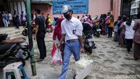 Seorang pelajar menenteng sembako yang dibeli menggunakan Kartu Jakarta Pintar (KJP) Plus.