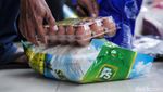 Potret Penerima KJP Plus Antre Beli Semboko di Pasar Cipete