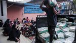 Potret Penerima KJP Plus Antre Beli Semboko di Pasar Cipete