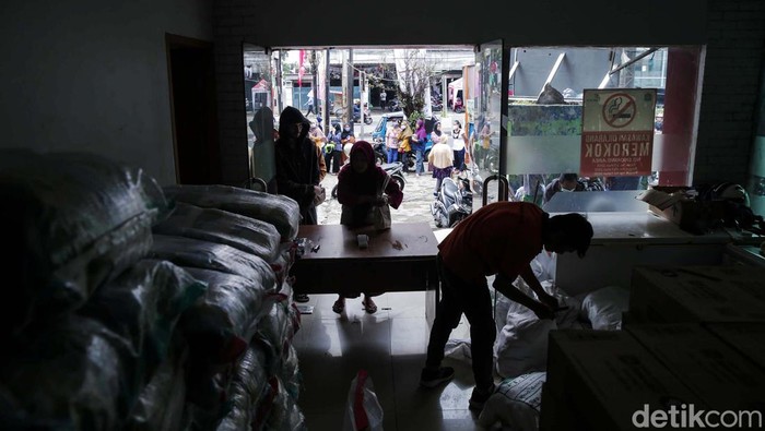 Dana Kartu Jakarta Pintar (KJP) Plus tahap II Februari 2023 bisa dicairkan mulai Rabu (1/2). Bahkan sebagian penerima telah membeli sembako dengan kartu tersebut di Pasar Cipete, Jakarta.