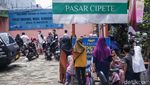 Potret Penerima KJP Plus Antre Beli Semboko di Pasar Cipete