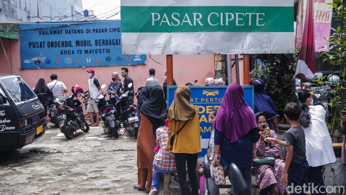 Potret Penerima KPJ Plus Antre Beli Semboko di Pasar Cipete Dana Kartu Jakarta Pintar (KJP) Plus tahap II Februari 2023 bisa dicairkan mulai Rabu (1/2). Bahkan sebagian penerima telah membeli sembako dengan kartu tersebut di Pasar Cipete, Jakarta.