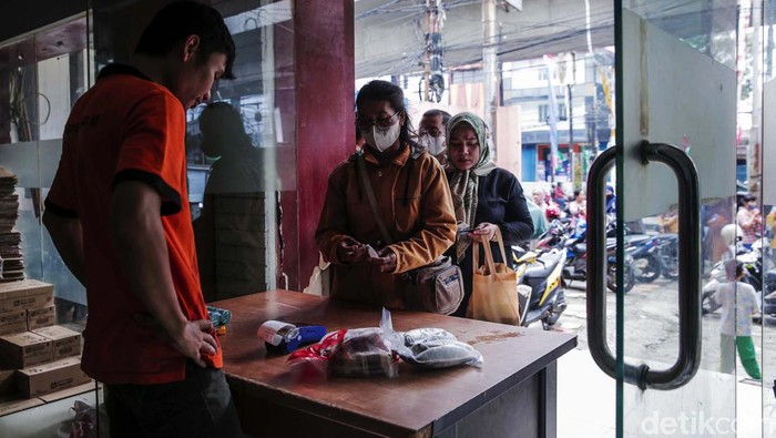 Dana Kartu Jakarta Pintar (KJP) Plus tahap II Februari 2023 bisa dicairkan mulai Rabu (1/2). Bahkan sebagian penerima telah membeli sembako dengan kartu tersebut di Pasar Cipete, Jakarta.