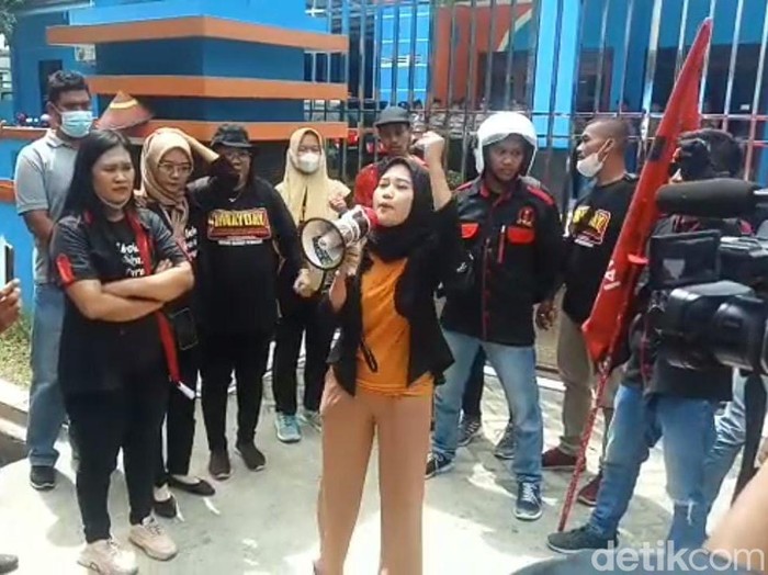 Demo buruh pabrik elit bayar lembur syulit di Disnakertrans Grobogan. Orator aksi, Erma Oktaviani menyuarakan harapan buruh. Foto diambil Senin (6/2/2023).