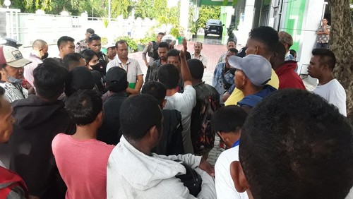 Sejumlah pekerja menyegel gerbang Rektorat Poltekkes Kupang.