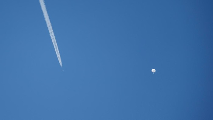 A suspected Chinese spy balloon is seen after it was shot down off the coast of Garden City, South Carolina, U.S. February 4, 2023.  Travis Huffstetler/Handout via REUTERS    THIS IMAGE HAS BEEN SUPPLIED BY A THIRD PARTY MANDATORY CREDIT