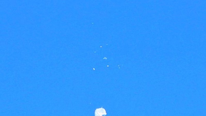 A suspected Chinese spy balloon is seen after it was shot down off the coast of Garden City, South Carolina, U.S. February 4, 2023.  Travis Huffstetler/Handout via REUTERS    THIS IMAGE HAS BEEN SUPPLIED BY A THIRD PARTY MANDATORY CREDIT