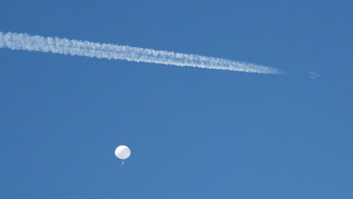 A suspected Chinese spy balloon is seen after it was shot down off the coast of Garden City, South Carolina, U.S. February 4, 2023.  Travis Huffstetler/Handout via REUTERS    THIS IMAGE HAS BEEN SUPPLIED BY A THIRD PARTY MANDATORY CREDIT