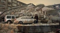 Diguncang Gempa, Puluhan Mobil Tertimbun Reruntuhan Gedung di Turki
