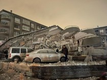 Diguncang Gempa, Puluhan Mobil Tertimbun Reruntuhan Gedung di Turki