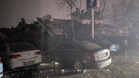 Sementara itu, dikutip kantor berita Anadolu, Majanemen Darurat dan Bencana Kantor Kepresidenan Turki (AFAD) melaporkan gempa tersebut berkekuatan magnitudo 7,4 dan terjadi sekitar pukul 04.17 waktu setempat. (Tunahan Akgun/Anadolu Agency via Getty Images)  